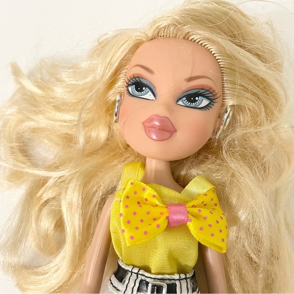 Bratz Doll Cloe MGA Doll - Picture 2 of 16
